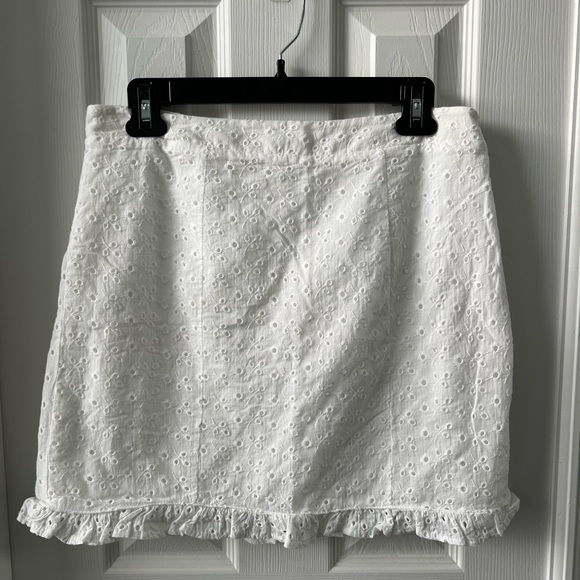 🔥 Trendy 🔥 White Eyelet Mini Skirt, “Mi Ami”, Size L - Picture 2 of 10